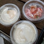 ロックンロール ブリトー - サービスのサルサとソース2種　白いくせに辛い↓
      ・マヨネーズ+タバスコ+粗挽き赤唐辛子　みたいなのと
      ・サワークリームオニオン味+唐辛子系の辛さが後からくるやつ
      