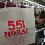 551蓬莱 - 1910_５５１蓬莱 阪急梅田駅店_ついに買ってしまった。これから阪急に乗車。