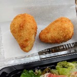 ロックンロール ブリトー - コッシーニャ　（チキン入りコロッケ）ブラジルのだっけな？
      ポテトがもちもちしてて日本のと全然違って美味しかった！！
      これはお姉さんがサービスしてくれたの　(｡-人-｡)ありがとうございます