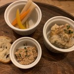 ダイニングバーカナ - 前菜プレート(ピクルス、魚のポテトサラダ、豚肉のリエット)