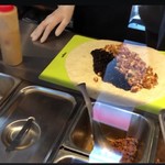 ロックンロール ブリトー - ブリトー作ってくれるよ　まずは①グリーンライス　②黒豆　③チキン
      序盤からこんな盛って大丈夫？