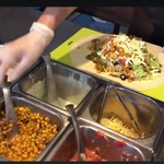 ロックンロール ブリトー - ④レタス　⑤ハラペーニョ　⑥トマトサルサ　⑦チーズ　⑧コーン　⑨コリアンダーソース
      入れる/入れない　量も希望通りしてくれます