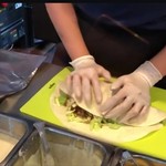 ロックンロール ブリトー - 具材の山ができたところで　ギュ！