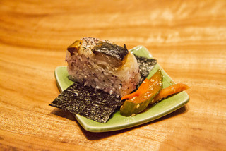 酒と博多飯 燦々 - お通しのサバの炙り寿司！有明海苔と
