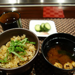 鉄板ダイニング フクダサンチ - ガーリックライスと赤だし。