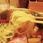 焼きあご塩らー麺 たかはし - 麺は加水率やや多めの平打ち