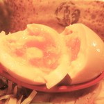 焼きあご塩らー麺 たかはし - 味玉は黄身が濃厚