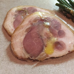 Abats. - 豚スネのジャンボノー　繊維質な肉の食感と脂の旨味が溢れ出てきます