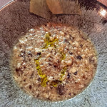 Abats. - 牛豚の骨からとったブロードで炊いたキノコスープ