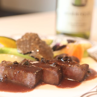 オーナーの下元が織りなす、独創性溢れるフレンチに舌鼓