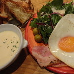 ルーエプラッツ ツオップ - 目玉焼き　パン盛り合わせ　コーンスープ