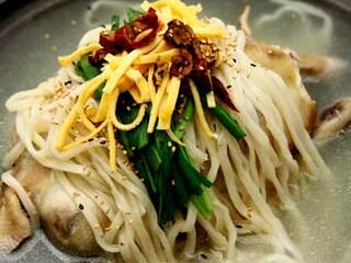 でりかおんどる - 辛くない韓国鍋はこれ♪丸ごと鶏肉一匹と韓国うどんを煮込む人気の鶏鍋です。