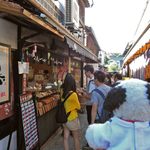 町家喫茶 三宅商店 - とりあえずホテルにチェックインして、観光に出かけるボキら。ここはボキらのホテルから歩いてすぐの所だよ。お店が並んでて、観光客で賑わってるね～