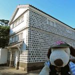Machiyakissa Miyakeshouten - 橋が空くまで、たもとにある倉敷考古館の前で記念撮影！こちらは江戸時代の米倉を改装した小さな考古博物館で、館内には吉備地方の遺跡が多数展示されているそうです。ナマコ壁と呼ばれるこの壁も倉敷独特だね。