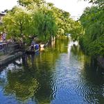 町家喫茶 三宅商店 - 倉敷川は、昔は物資を運ぶ川舟が往来して、賑わっていたそうです。今もその風情を味わえる観光川舟が運行されているよ。