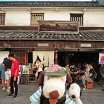 町家喫茶 三宅商店 - 岡山の倉敷美観地区を観光中のボキら。倉敷に来たら、こちらの町屋カフェ『三宅商店』に来てみたかったの～すごい人気のお店なんだよ。ちびつぬ「満席なので順番待ちをしてるの～」