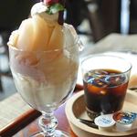 町家喫茶 三宅商店 - ボキらのお目当ては、季節限定・桃のフローズンパフェだよ。パフェセット(パフェ＋珈琲or紅茶orオレンジジュース)1000円。ドリンクはアイスコーヒーに。晩ご飯前なので、パフェの注文はこれ1つだけにしました。