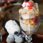 町家喫茶 三宅商店 - 桃のフローズンヨーグルトに、桃のコンポートがたっぷりトッピングされた、桃好きにはたまらないパフェです。今日は岡山城でも食べたので、2つ目のパフェだね。ちびつぬ「パフェのはしごよ～」 