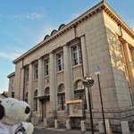 町家喫茶 三宅商店 - 三宅商店をあとにしたボキらはひきつづき倉敷の街を観光。クラシックな建物だなぁ。これは大正11年に建てられた銀行で、数年前まで現役の銀行支店だったそうだよ。 