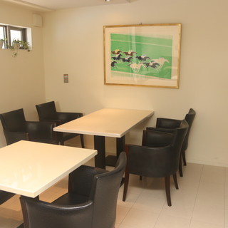 心地良いジャズのBGMが流れるシックな空間で寛ぐ大人の時間