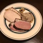 BARU 竹末 - お通し：鶏ムネ肉燻製、豚うで肉のチャーシュー、鶏レバーペーストの盛り合わせ(税別300円)