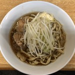 ラーメン二郎 - ラーメン 780円　麺半分・ヤサイ少な目にんにくで