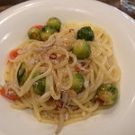 PASTAVOLA - ランチ本日パスタ・芽キャベツとシラスのパスタ