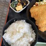 二三家食道 糸島屋 - 御飯も美味しい。小さい小鉢いっぱい詰まってました他所のお店様なら大きめお皿に3点盛りか小皿３つに盛りますね。