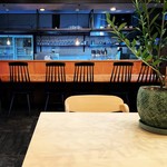 ワイン食堂 Yama - ゆったりとした席の配置
