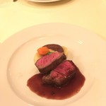 Aux Crieurs de Vin - 三河牛のロースト 赤ワインソース。甘み抑えめの好き嫌いなく頂けるソース。130グラム位？