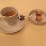 Aux Crieurs de Vin - 2人共、エスプレッソ。私は直ぐに飲んでしまい。Gさんのを撮影。スプーンが逆 (^^;