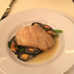 Aux Crieurs de Vin - Gさんのメイン。スズキのポワレ。追加料金ナシ。