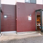 スープカレー マルナ - スタイリッシュな外観
                                二階はジンギスカンマルナ、左側が入り口