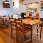 スープカレー マルナ - 素敵な店内
      カウンター席&テーブル席
      奥にはまだテーブル席がありますよ