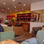 Cafe&Restaurant SPOON - 店舗奥にムレスナティーの赤い缶がいっぱい