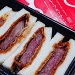 Nikudonya Gorobei - ピンクがかったお肉。梁らかいパンと繊維質で歯切れの悪いカツでわちょっと残念