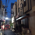 bb9 - この路地の奥にお店が隠れてます