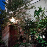 bb9 - 店舗外観。看板は手の甲サイズ。