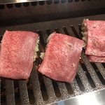 焼肉ぽんが - 店員さんが一枚一枚丁寧に焼いてくれます(ネギタンのみ