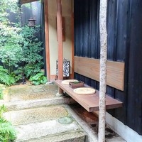馳走なかむら - 扉を開けると素敵なアプローチです