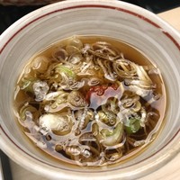 瓢斗 京都駅前本店 - 温かい出汁にたっぷりの葱と柚子胡椒を入れます