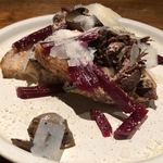 ろっかん - 西粟倉鹿の赤ワイン煮込みとビーツ、焼きナスのオープンサンド