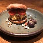 ろっかん - 和牛、きび酢と島ざらめのソース、チェダーチーズのハンバーガー