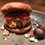 ろっかん - 和牛、きび酢と島ざらめのソース、チェダーチーズのハンバーガー