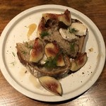 ろっかん - 無花果、三良坂フロマージュ、石垣はちみつのオープンサンド