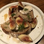 ろっかん - 無花果、三良坂フロマージュ、石垣はちみつのオープンサンド