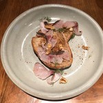 ろっかん - 津本さん仕立ての熟成イサキと燻製ナッツのオープンサンド