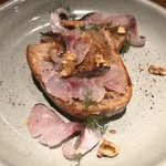ろっかん - 津本さん仕立ての熟成イサキと燻製ナッツのオープンサンド
