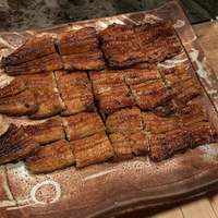 柳家 - 天然うなぎ 蒲焼 ご飯 うなぎが香ばしい。美味しい。たれも好み。ご飯にあう味わい。 たれを少しかけたご飯。途中から丼にしていただきました。