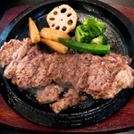 肉が一番 - ◼️めがねステーキ定食240g【￥990】
            めがねとは背骨の部位で一頭に対し500ｇ位しかなく、
            希少だそう。
            240gで、サラダとご飯、豚汁が付いて1,000円未満はお得。増税後も価格据え置きです。